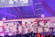 「大声ダイヤモンド」を披露するNGT48。