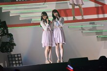 左から北原里英、柏木由紀。