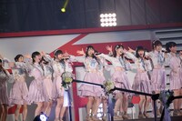 「フライングゲット」を披露するNGT48。