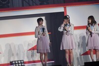 涙をこらえる山田野絵（左端）。