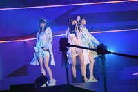 「パジャマドライブ」を披露する荻野由佳、北原里英、本間日陽。