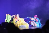 「ツンデレ！」のイントロでアクロバットダンスを披露する日下部愛菜と清司麗菜。