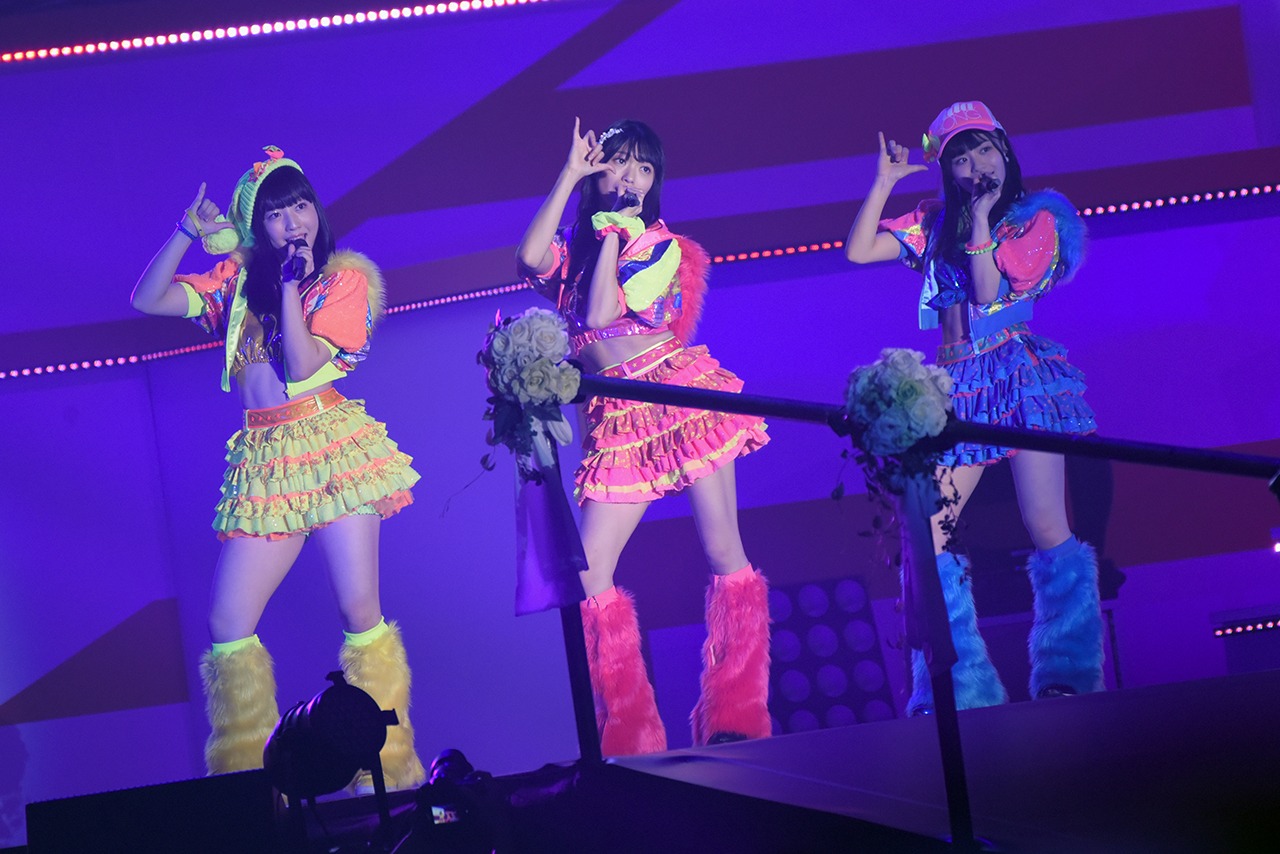 「ツンデレ！」を披露する日下部愛菜、北原里英、清司麗菜。