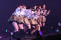 「強がり時計」を披露するNGT48メンバー。