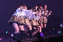 「強がり時計」を披露するNGT48メンバー。