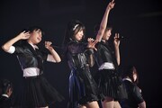 左から本間日陽、北原里英、荻野由佳。