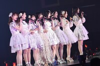 「夕陽を見ているか？」を歌う北原里英とゲストメンバー。