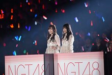 「禁じられた2人」をデュエットした指原莉乃（左）、北原里英（右）。