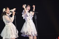 「ヘビーローテーション」を歌う小嶋真子（左）、向井地美音（右）。