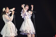 「ヘビーローテーション」を歌う小嶋真子（左）、向井地美音（右）。