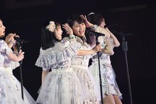 「ヘビーローテーション」を歌う小嶋真子。