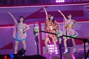 「ハート型ウイルス」を披露する加藤美南、北原里英、中井りか。