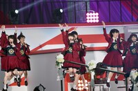 「世界はどこまで青空なのか？」を披露するNGT48。