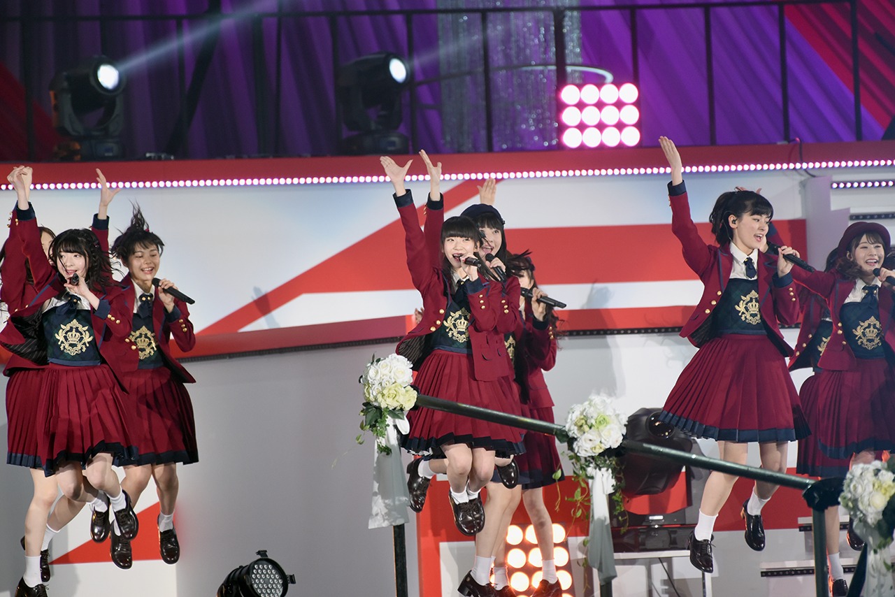 「世界はどこまで青空なのか？」を披露するNGT48。