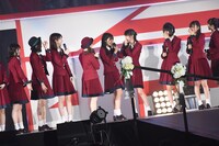 感極まって涙を流す北原里英（中央）。