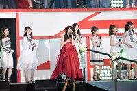 「草原の奇跡」を歌う北原里英。