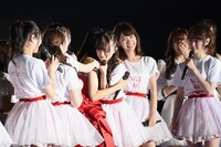 中井りかと抱きつく北原里英。