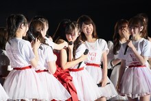 中井りかと抱きつく北原里英。