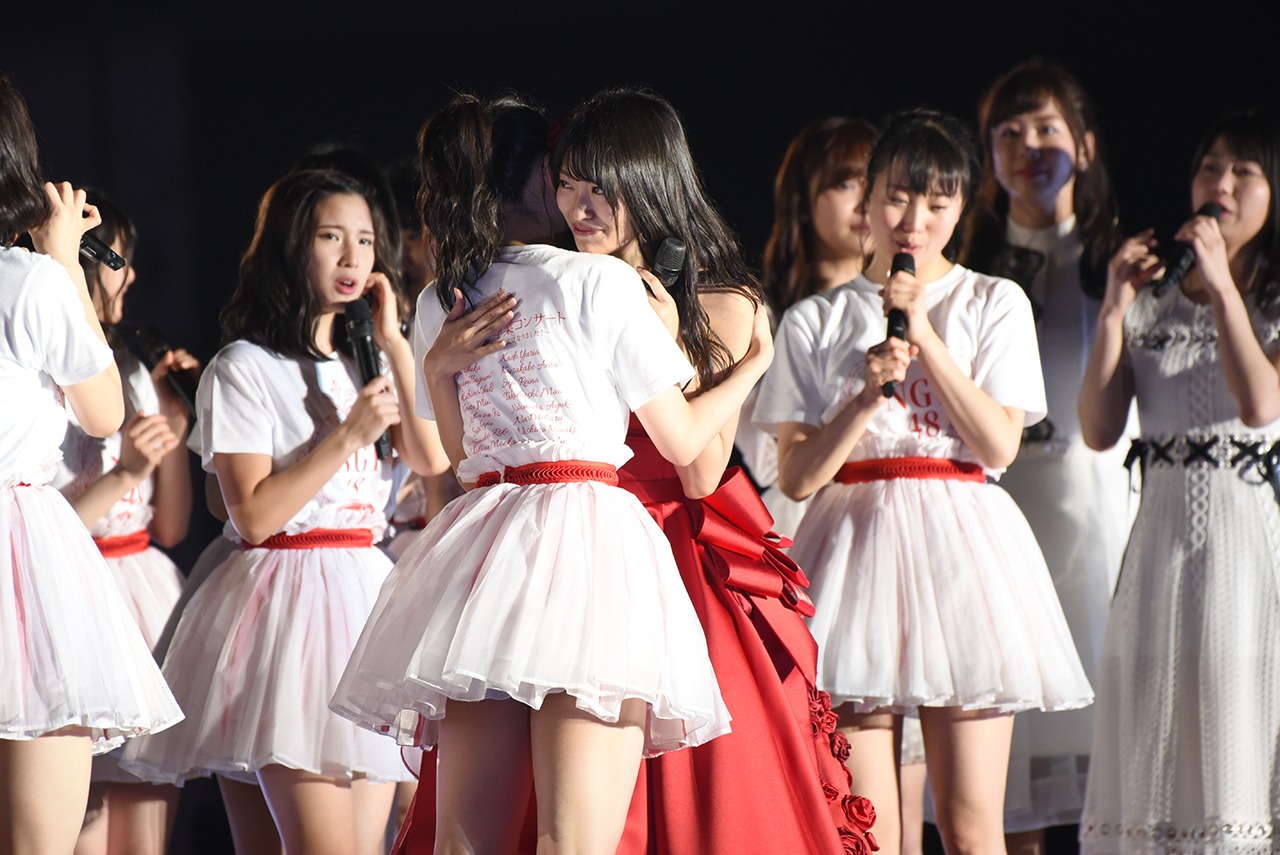 本間日陽と抱きつく北原里英。