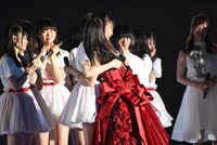 山田野絵と抱きつく北原里英。