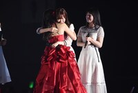 指原莉乃と抱きつく北原里英。