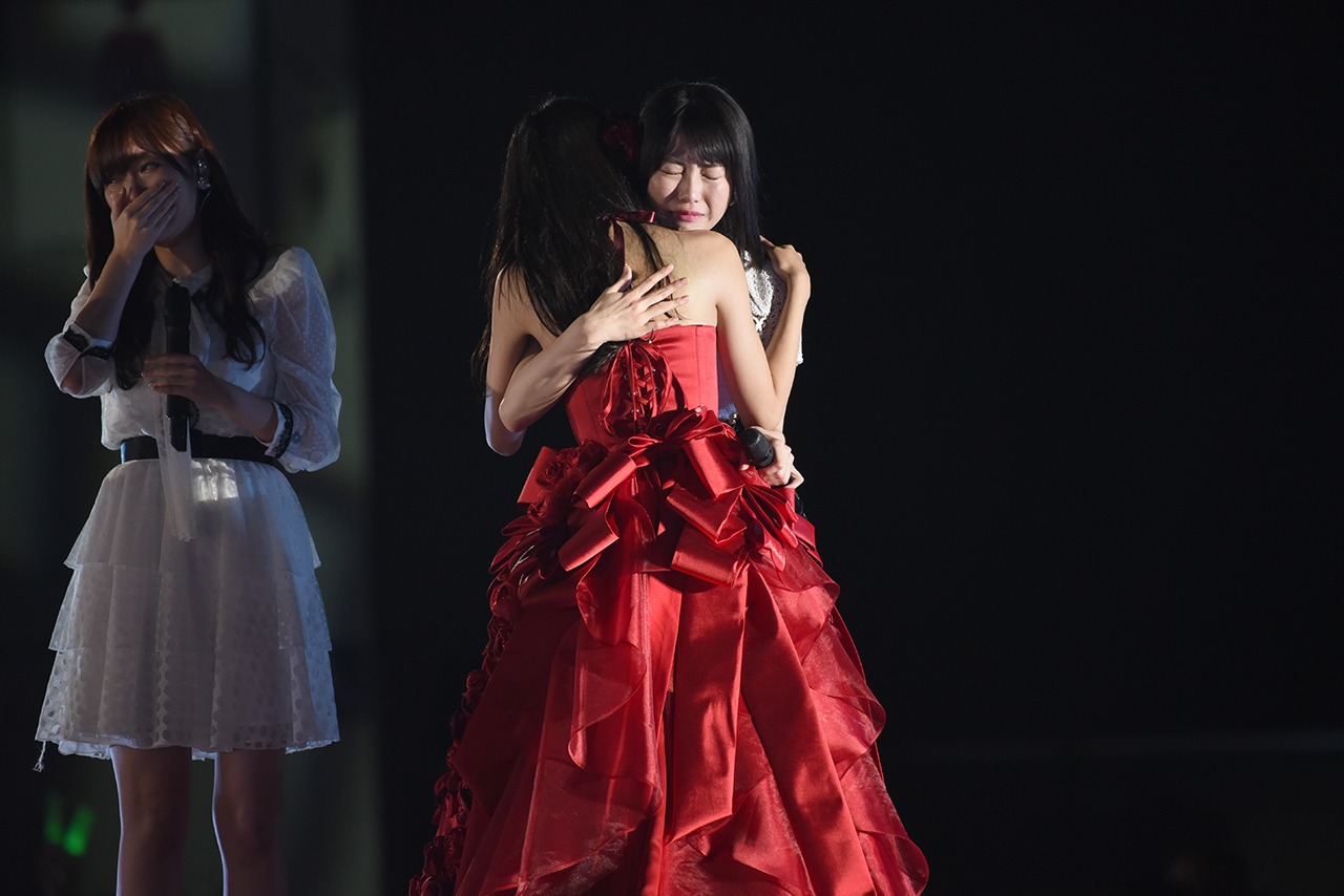 横山由依と抱きつく北原里英。