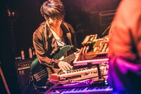 サポートベーシストのSHUN。（photo by umihayato）