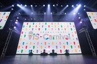 7色のロゴが踊るスクリーン映像。（撮影：時永大吾）