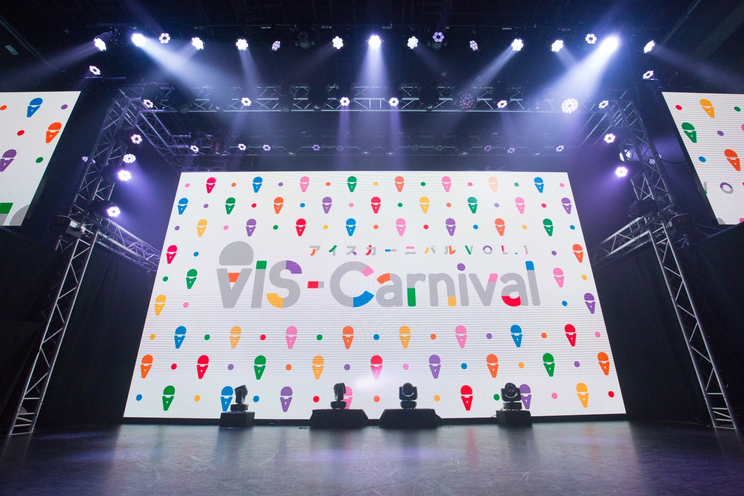 7色のロゴが踊るスクリーン映像。（撮影：時永大吾）