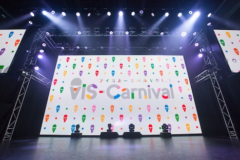 7色のロゴが踊るスクリーン映像。（撮影：時永大吾）