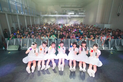 ファンと記念撮影するAIS-All Idol Songs-。（撮影：時永大吾）