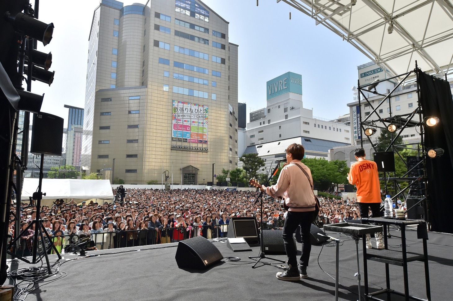コブクロによるシークレットライブの様子。（写真提供：ワーナーミュージック・ジャパン）