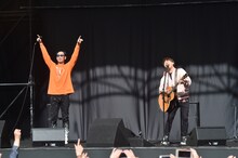 天神の街に登場したコブクロ。（写真提供：ワーナーミュージック・ジャパン）