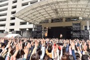 コブクロによるシークレットライブの様子。（写真提供：ワーナーミュージック・ジャパン）