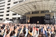 コブクロによるシークレットライブの様子。（写真提供：ワーナーミュージック・ジャパン）