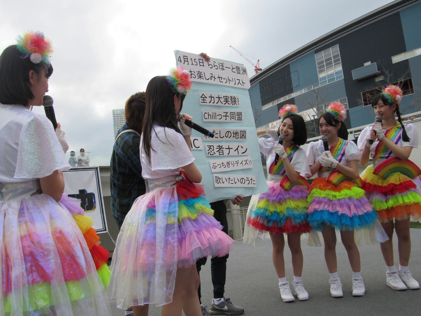 クジ引きでセットリストを決めるロジャポ。（写真提供：EVIL LINE RECORDS）