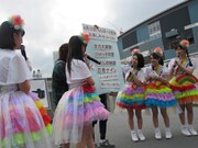クジ引きでセットリストを決めるロジャポ。(写真提供:EVIL LINE RECORDS)
