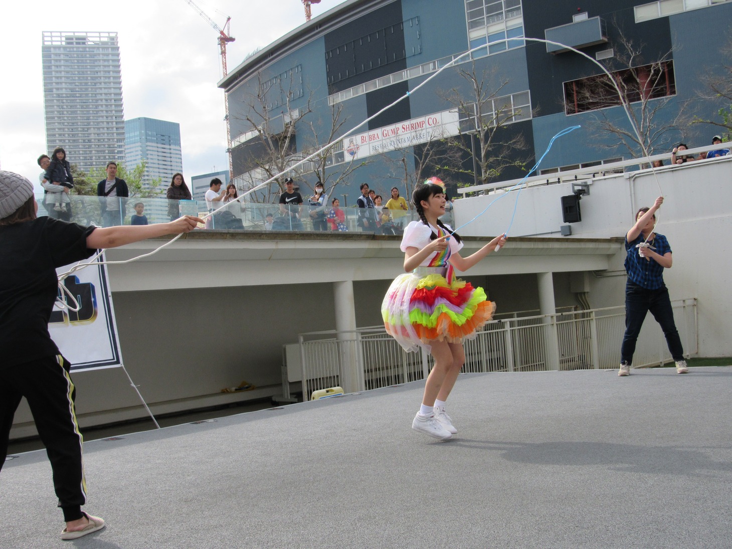 縄跳びしながら長縄を飛ぶ高井千帆。（写真提供：EVIL LINE RECORDS）