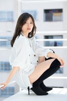 白石麻衣「週刊ビッグコミックスピリッツ」20号グラビアより。