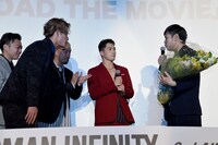 KAZUKI（手前左）から花束を受け取る品川ヒロシ（右）。