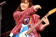 ギターを弾きながら歌う鈴木愛理。