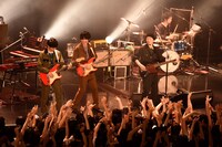 「SUPER!!」演奏時の様子。（撮影：河本悠貴）