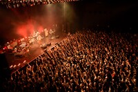 「フジファブリック LIVE TOUR 2018 "帰ってきた!!三日月ADVENTURE"」東京・Zepp DiverCity TOKYO公演の様子。（撮影：河本悠貴）