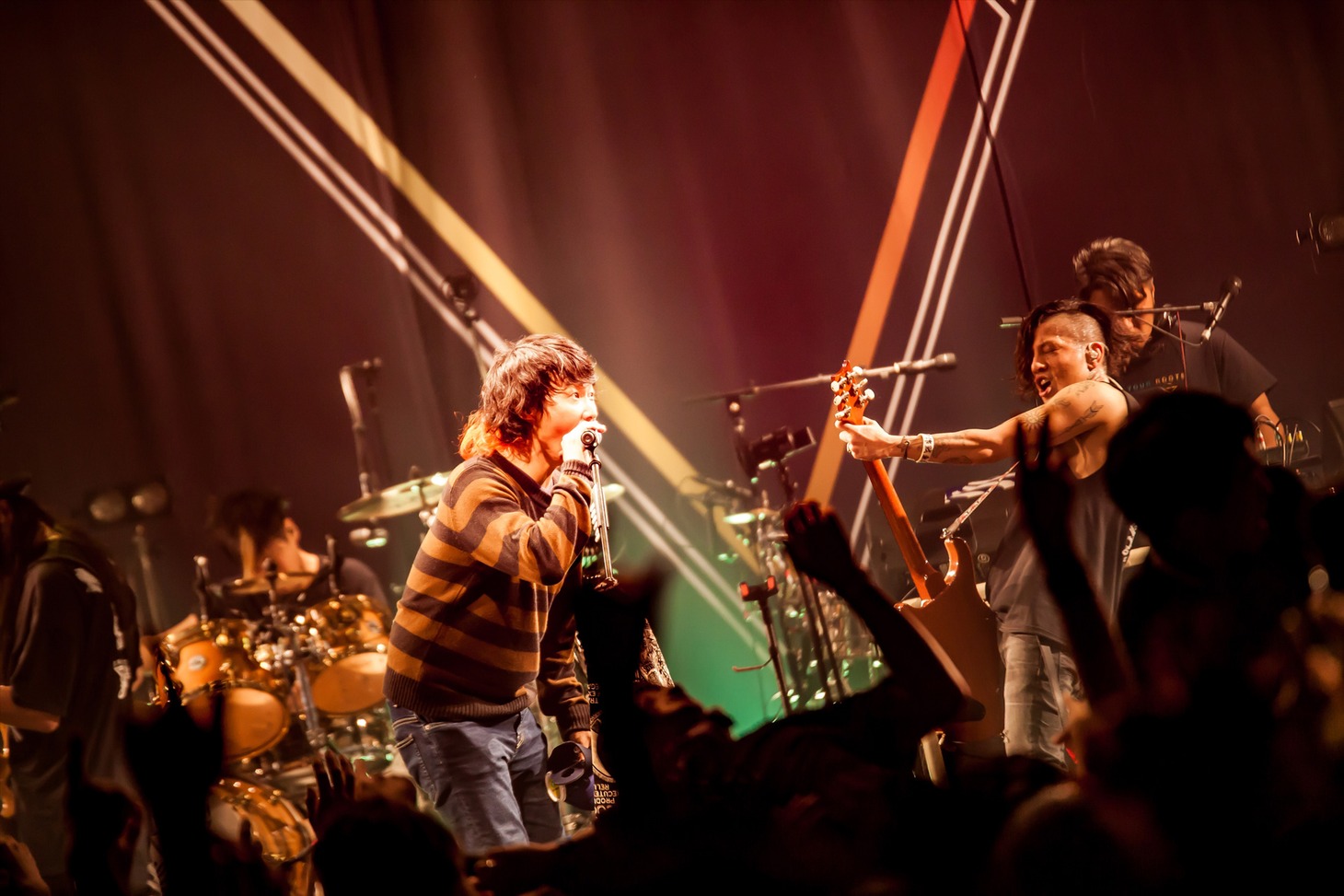 Dragon Ash「Ode to Joy」プレイ時にNAMBA（NAMBA69）が飛び入りした様子。（Photo by Takashi "TAKA" Konuma）
