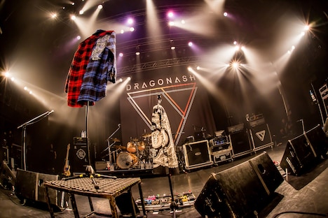 IKUZONEのネルシャツが掲げられたステージ。（Photo by Takashi "TAKA" Konuma）