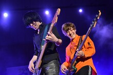 左から中村和彦（9mm Parabellum Bullet）、長島涼平（B）。