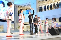 ランズベリー・アーサー（左から3番目）と中島ヨシキ（左から4番目）による朗読劇を見守るCUBERSのメンバー。