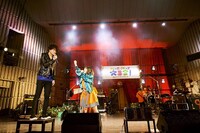 菅原卓郎（9mm Parabellum Bullet）を元気付けるおかもとえみ（Vo / 左から2番目)。