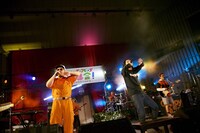 左からひろせひろせ（Vo, Key）、R-指定（Creepy Nuts）、三浦太郎（G）。