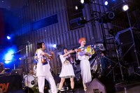 左からYU-KA（TEMPURA KIDZ）、おかもとえみ（Vo）、P→★（TEMPURA KIDZ）。